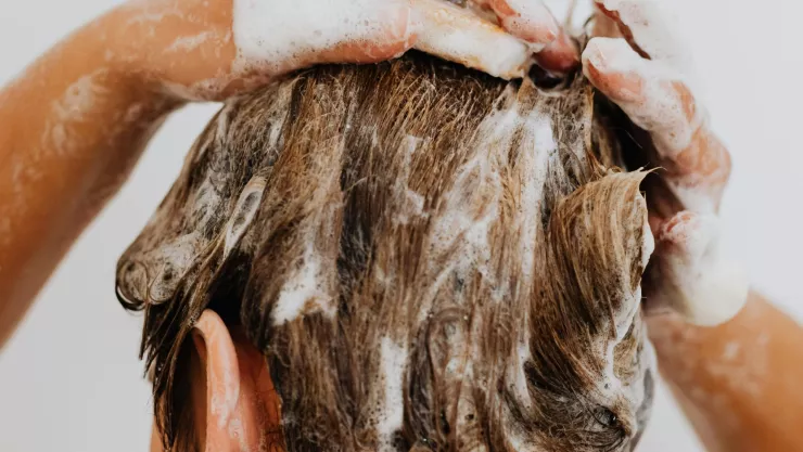 ¿Por qué es mejor utilizar un champú casero para la caída de cabello?