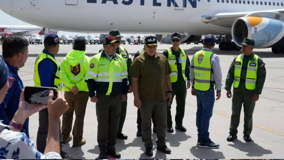 Avión de EU entrega a venezolanos deportados en Maiquetía.
