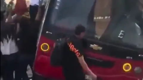 Santa Fe Klan sufre accidente en autobús