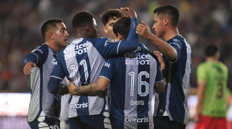 Jugadores de Pachuca celebran un gol ante Juárez
