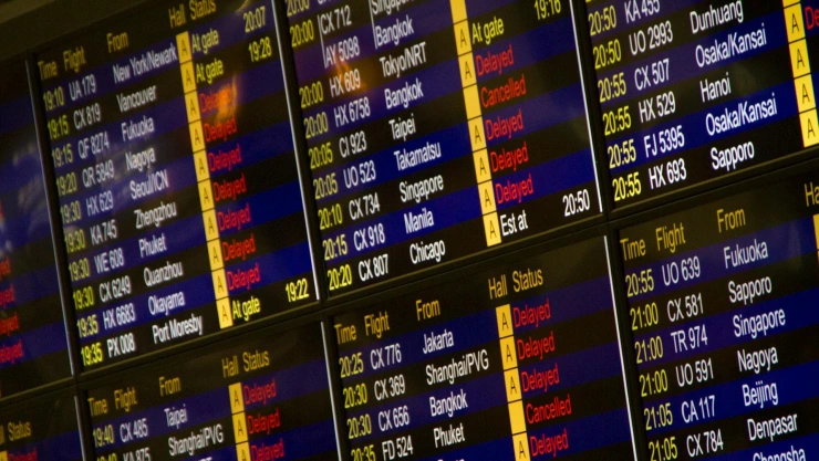 Tablero de aeropuerto con el estatus de los vuelos