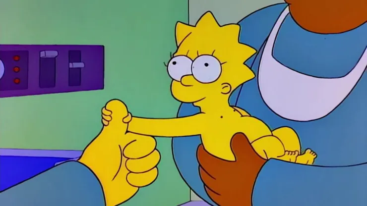 En la imagen, Maggie Simpson, recién nacida, toma el dedo de Homero Simpson.