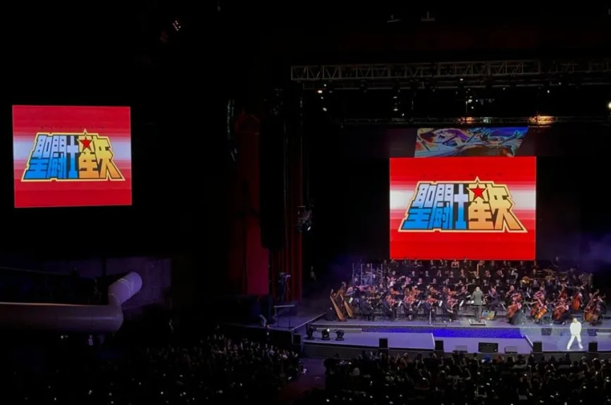 El momento cumbre del concierto llegó con la interpretación del enigmático Pegasus Fantasy, una pieza que ha sido la banda sonora de innumerables batallas y recuerdos para todos los fanáticos.