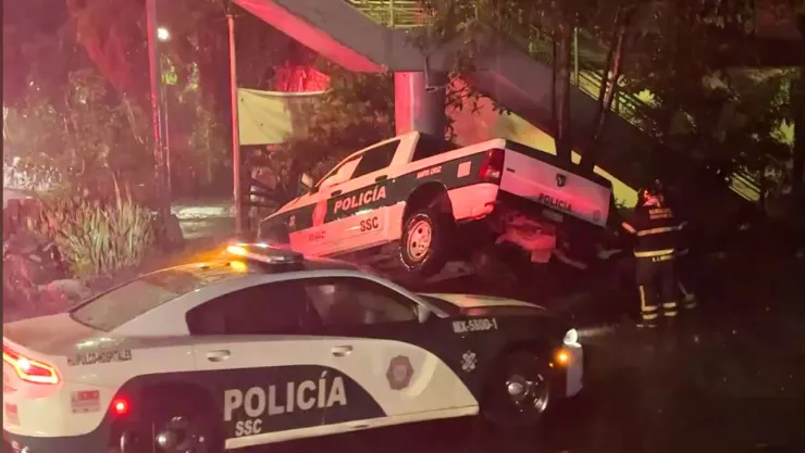 CDMX: Patrulla choca contra un puente peatonal de la alcaldía Tlalpan