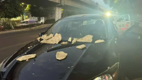Cae concreto de la Línea 4 del Metro CDMX y daña vehículo