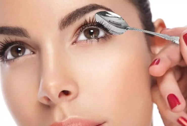 ¿Cómo rizar las pestañas con una cuchara?