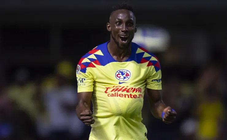 Julián Quiñones festeja gol con América