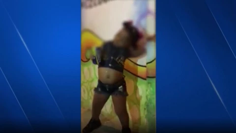 Colombia Cartagena niña baila con lata de alcohol en la mano.jpg