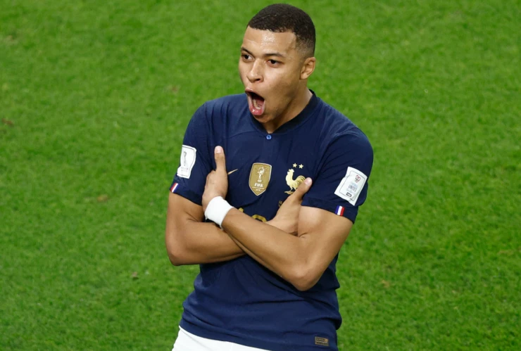 Kylian Mbappé celebra un gol en Qatar 2022