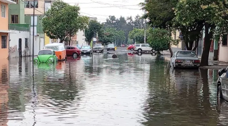 Fuga de agua deja inundaciones en colonia 20 de Noviembre en Venustiano Carranza, CDMX