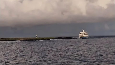 Barco varado en islas Galápagos Ecuador 6 marzo 2025.jpg