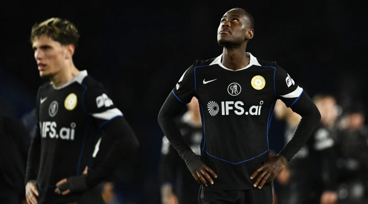 Jugadores del Chelsea se lamentan tras la derrota ante el Brighton
