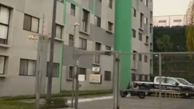Hombre cae desde el cuarto piso de una torre departamental en Guadalajara