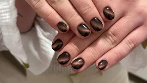 uñas minimalistas colores oscuros