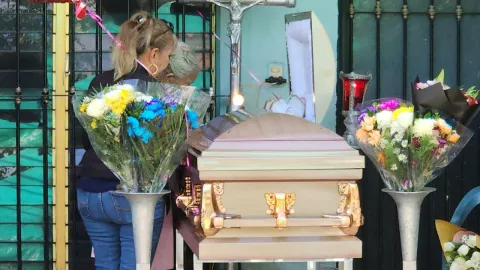 Alma Carmina es velada en su casa en Los Mochis