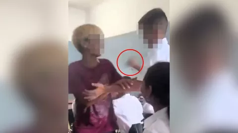 VIDEO | ¡IMÁGENES SENSIBLES! Estudiante apuñala a su compañero en pleno salón de clases