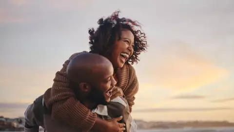 una pareja está feliz y sonríe alegremente