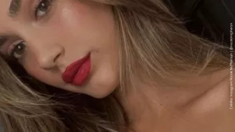 Nicole McPherson con labios rojos..jpg