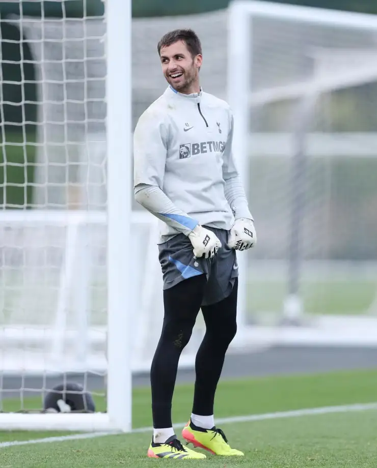 Alfie Whiteman en un entrenamiento con Tottenham
