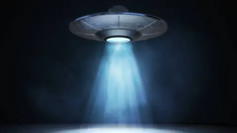 ¿Abducción? Hombre REVELA que sus amigos DESAPARECIERON por fotografiar un ovni
