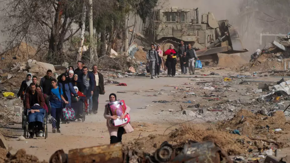 Palestinos huyen de la guerra con Israel durante un cese al fuego.
