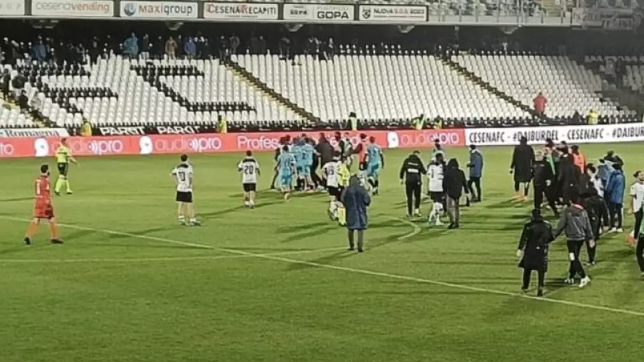VIDEO ¡Se fue con todo! Padre de un jugador del futbol italiano agrede al arquero rival