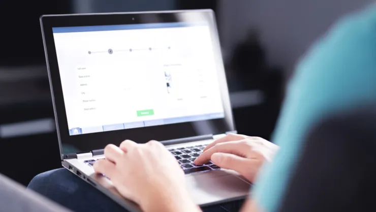 Puedes presentar los formularios de USCIS desde una computadora o un teléfono inteligente.