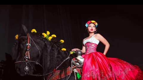 Video-Christian-nodal-y-Ángela-Aguilar-se-besan-por-primera-vez-en-publico-durante-concierto