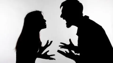 3 señales de que tu relación es tóxica y debes salir YA mismo, según la psicología