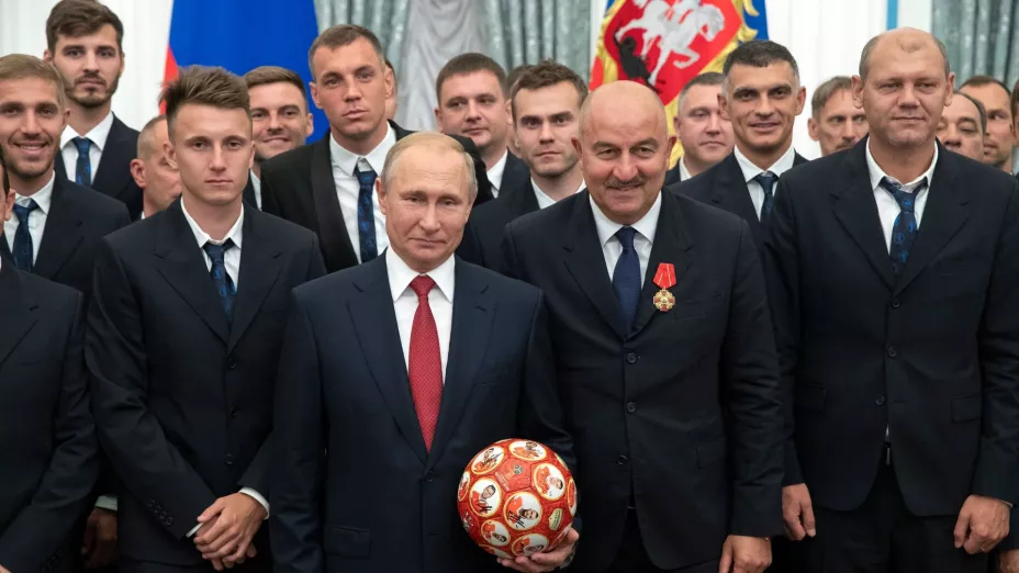Vladimir Putin presidente ruso, Stanislav Cherchesov técnico de la selección de futbol y jugadores del equipo nacional, 28 de julio del 2018 AP Foto Pavel Golovkin, Archivo.jpg