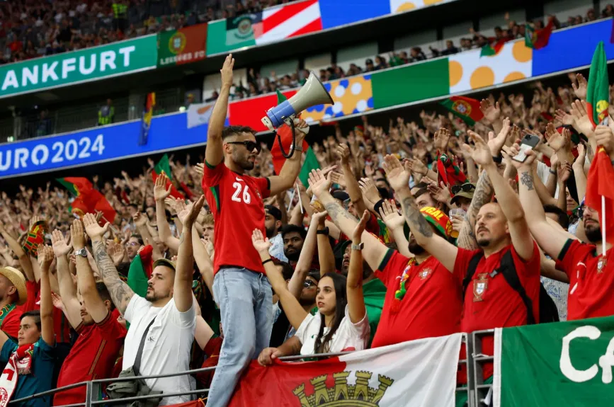 La afición de Portugal alenta a su equipo en el juego contra Eslovenia.jpg