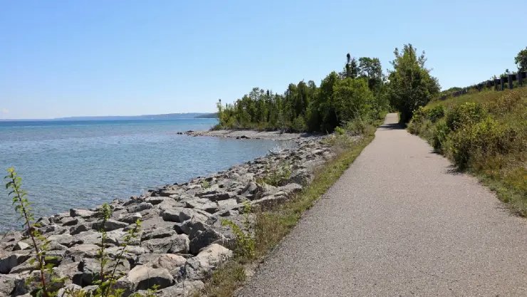 una vista del bonito recorrido que tiene un camino en el norte de Michigan