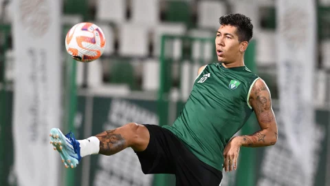 Firmino en el equipo de Al-Ahli 