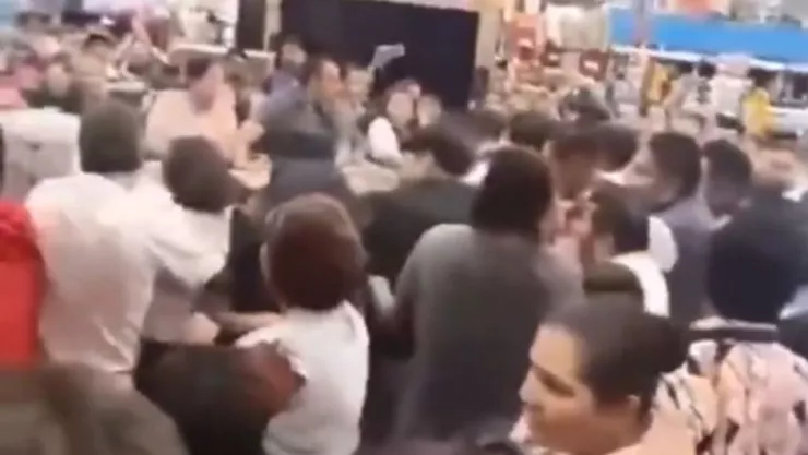 VIDEO: Batalla campal en Walmart de Tehuacán por rebajas del Buen Fin 2024
