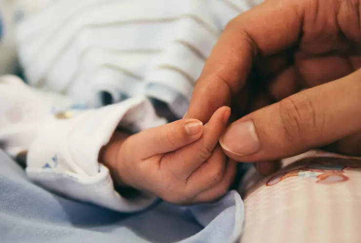 Influencer presuntamente MEDICABA a su bebé con tal de GANAR DINERO en redes sociales