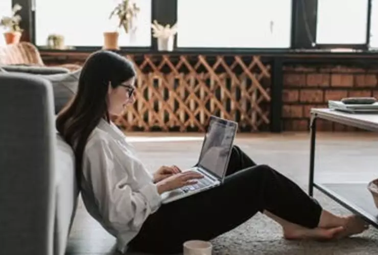 mujer frente a una computadora
