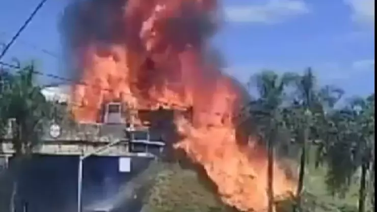 Camión causa fuerte incendio después de chocar
