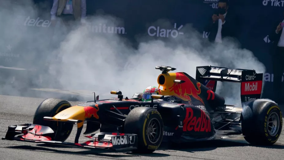 F1 El Red Bull conducido por el piloto mexicano Sergio Pérez en una exhibición en Paseo de la Reforma previo al GP de México 3 de noviembre de 2021 AP Foto Fernando Llano.jpg
