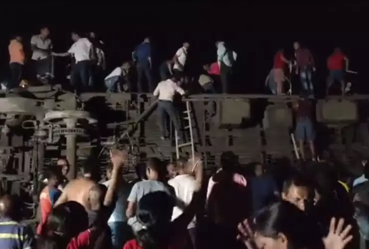 VIDEO Víctimas del choque de trenes en Odisha, India
