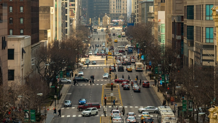Autos recorren las calles de Chicago