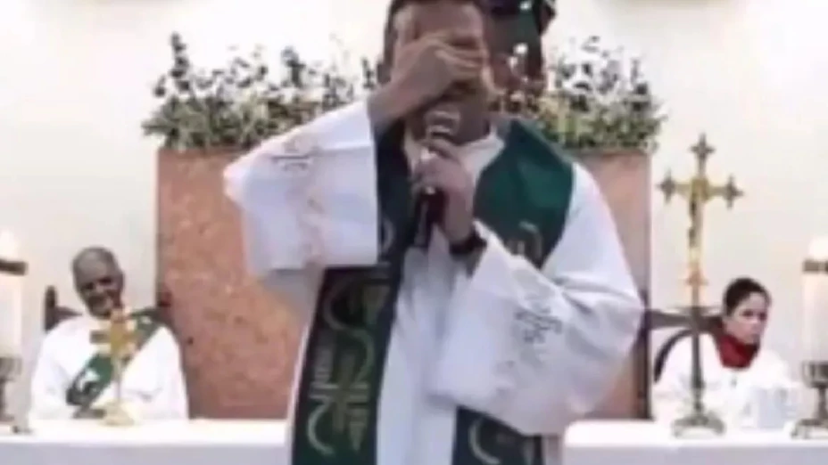 No pueden hacer eso aquí Sacerdote interrumpe misa por dos perros cariñosos