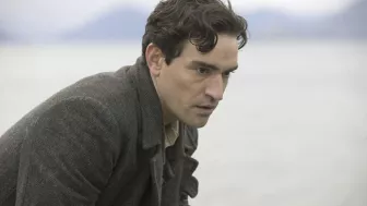 Escena de la película ‘Mi Mascota es un Monstruo’ (The Water Horse: Legend Of The Deep) con Alex Etel como Angus MacMorrow por Azteca 7.