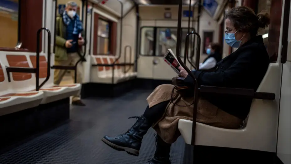Gente usa cubrebocas en Metro de Madrid, España.
