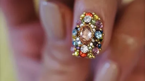 Colocar glitter o gemas en solo una uña aporta modernidad y sofisticación