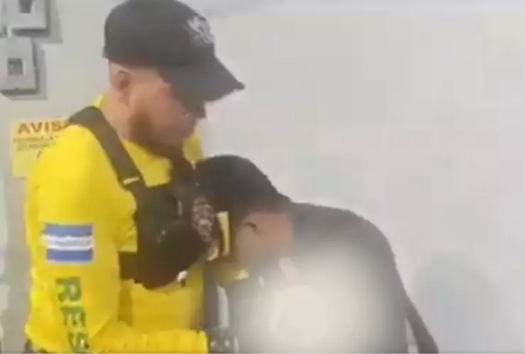 Petardos explotan sobre la mano de un joven y le amputan los dedos durante Navidad