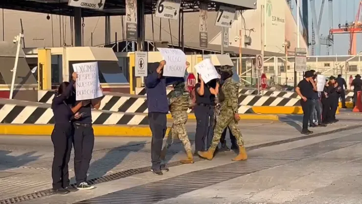 Trabajadores aduanales bloquean puerto de Manzanillo; exigen horas de trabajo justas