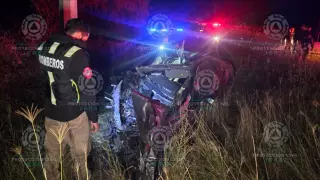 FOTOS- Así quedaron el autobús de pasajeros y un automóvil tras el accidente en Zacatecas el 15 de noviembre 2.jpg
