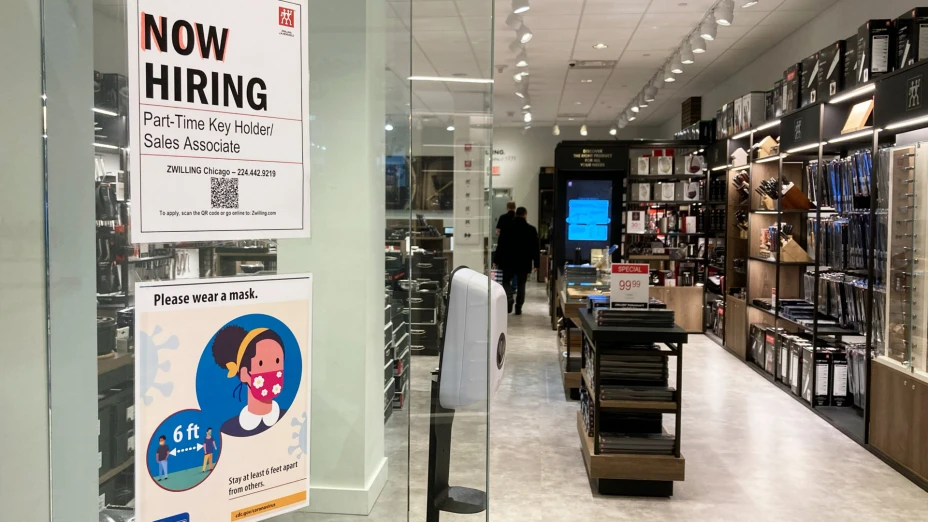 Un cartel ofrece trabajo en Rosemont, Illinois.