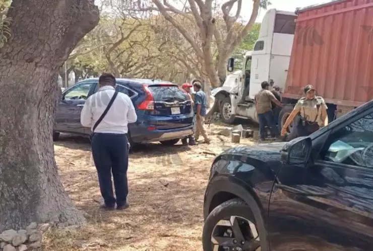 se registra carambola en la avenida itzaes