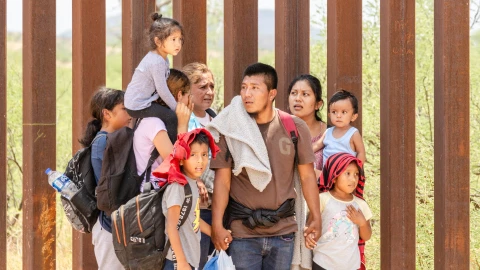 Un grupo de migrantes mexicanos en la frontera con EU